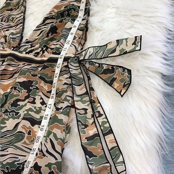 LaPerla Miss Studio Camouflage
V-Neck Night Gown New With Tag
Size 12 - Picture 6 of 10